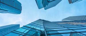 Anwalt Bürogebäude in einem Wolkenkratzer auf einem blauen Himmel im Hintergrund