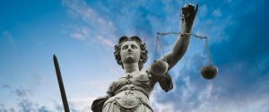 Metall Gerechtigkeit Statue mit Himmel im Hintergrund in Frankfurt am Main, Deutschland